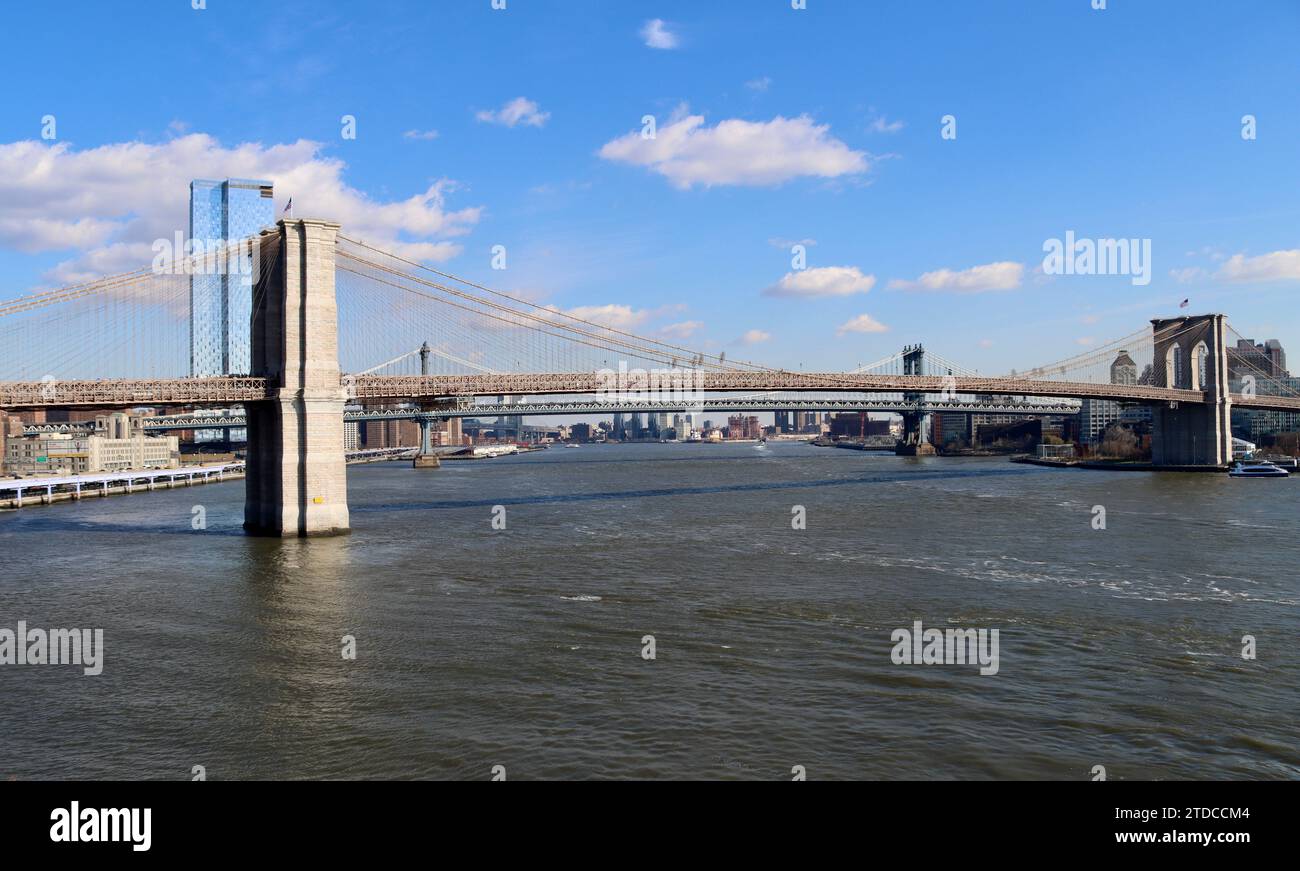Ponte di Brooklyn e ponte di Manhattan sull'East River, New York, NY Foto Stock
