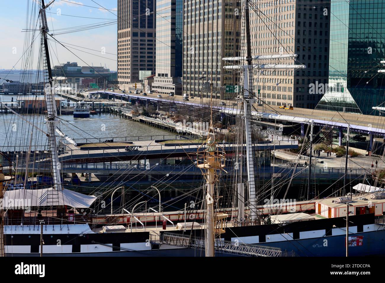 Il vecchio museo naviga al South Street Seaport con la FDR Drive e il Financial District sullo sfondo a Lower Manhattan, New York Foto Stock