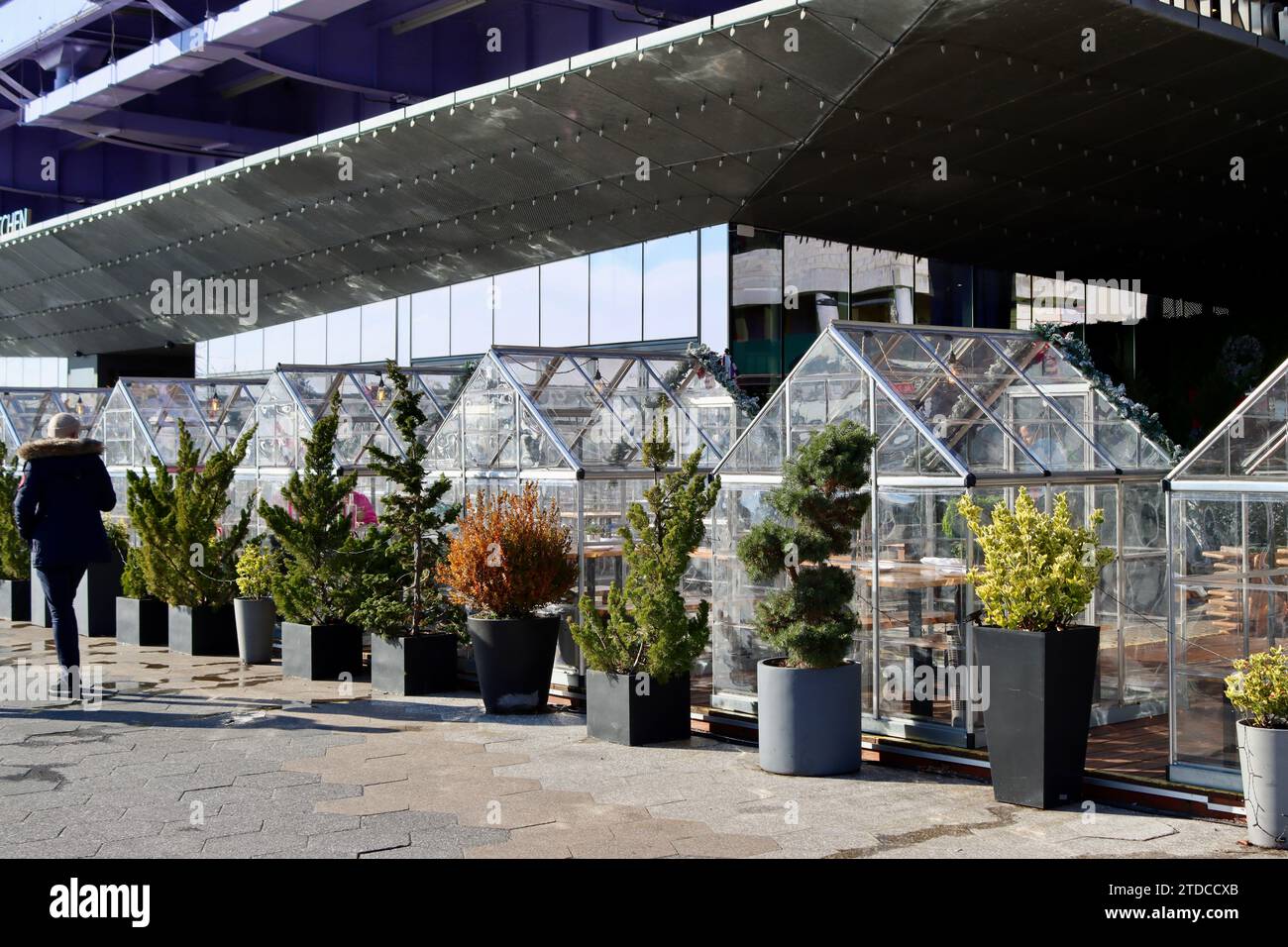 Ristorante Industry Kitchen sull'East River Esplanade, sotto la guida di FDR, al molo 15 a Lower Manhattan, New York Foto Stock