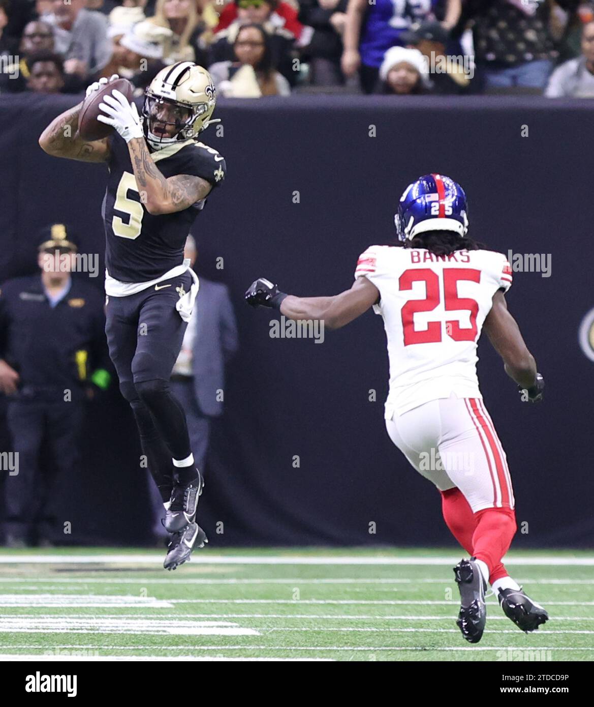 New Orleans, USA. 17 dicembre 2023. Il wide receiver dei New Orleans Saints Lynn Bowden Jr. (5) ricevette un passaggio contro il cornerback dei New York Giants Deonte Banks (25) durante una partita della National Football League al Caesars Superdome di New Orleans, Louisiana, domenica 17 dicembre 2023. (Foto di Peter G. Forest/Sipa USA) credito: SIPA USA/Alamy Live News Foto Stock