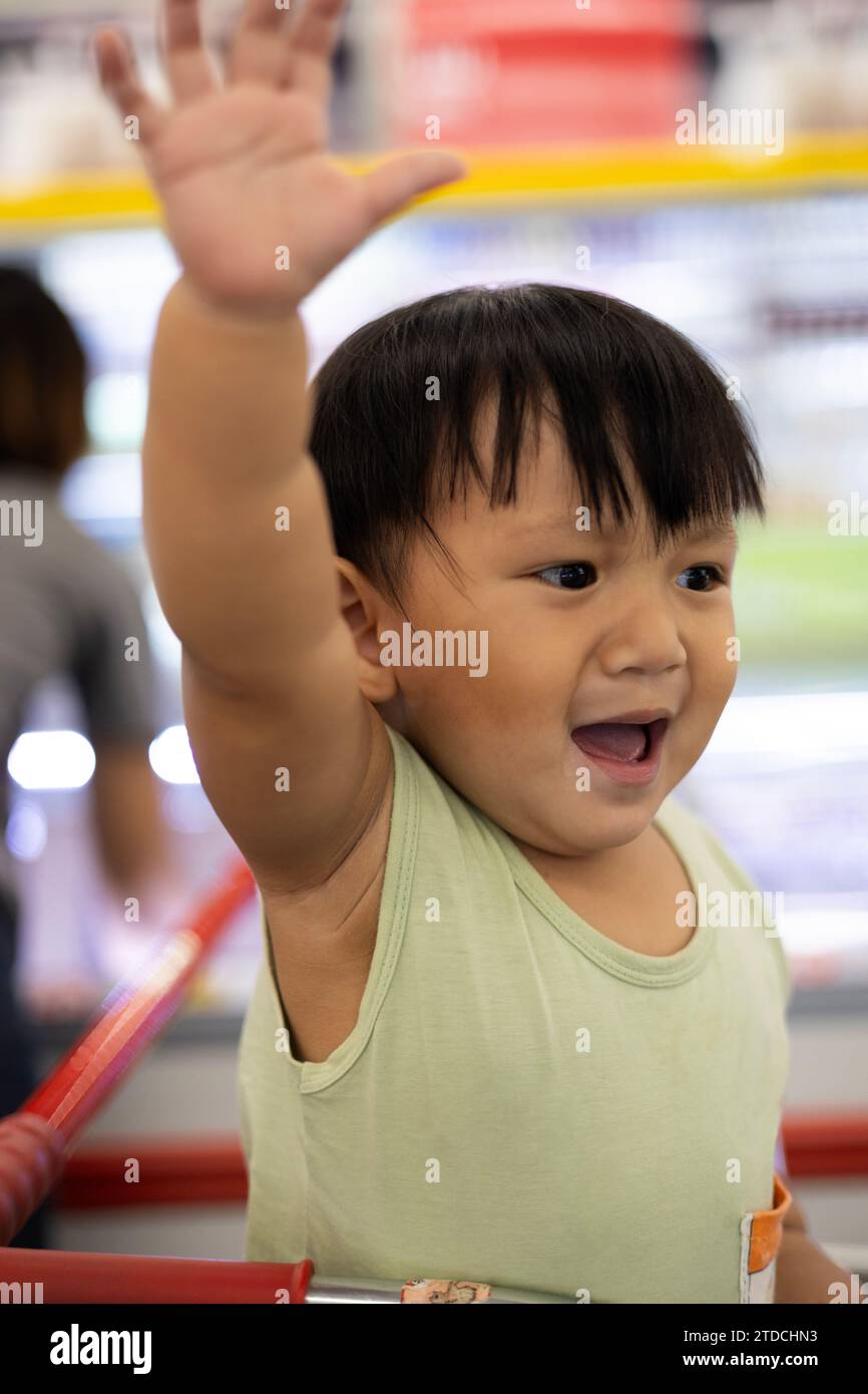 Un ragazzo mostra un gesto negativo con la mano in avanti con una faccia triste. Primo piano Foto Stock