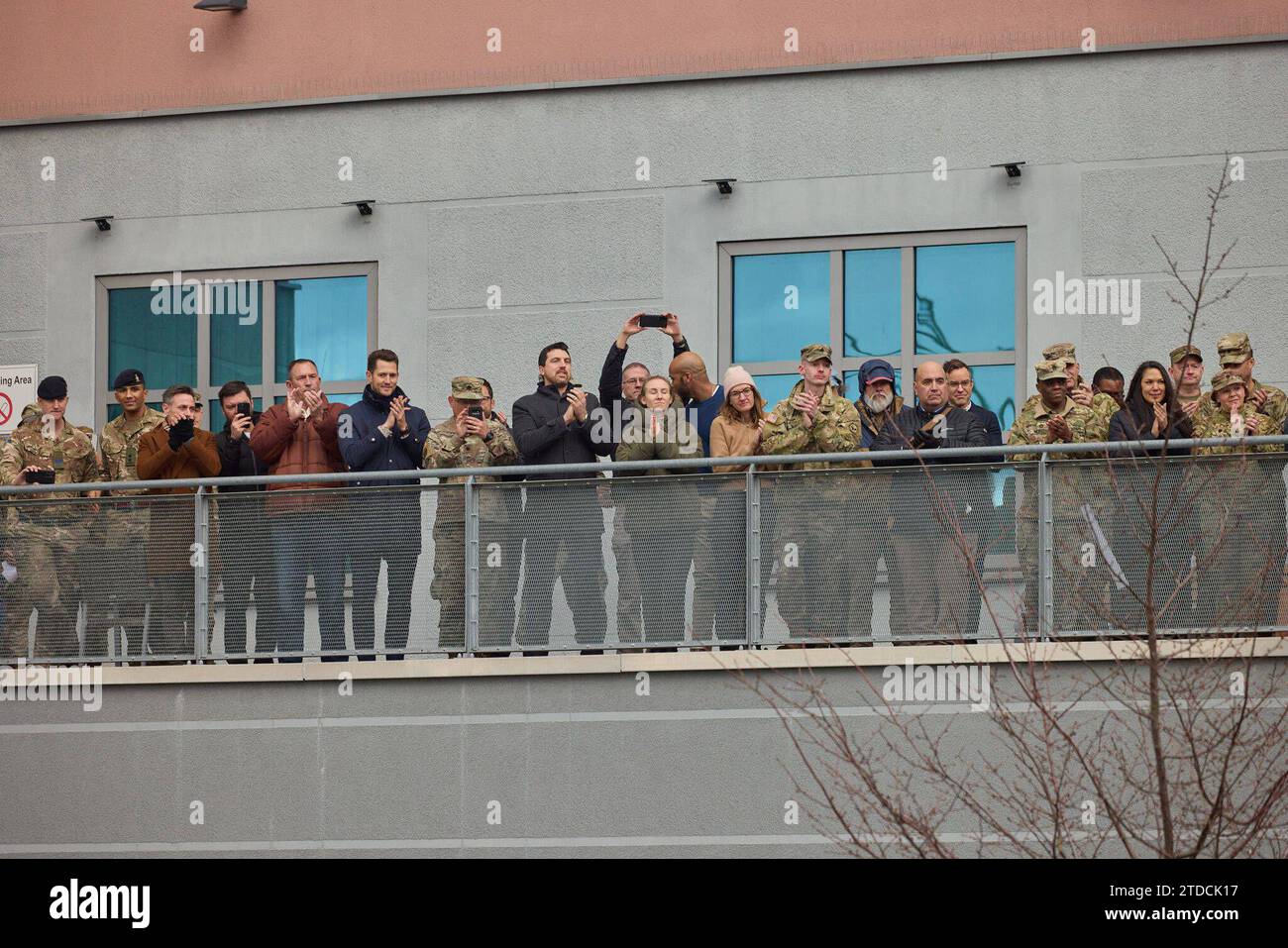 Il presidente ucraino Volodymyr Zelensky al suo arrivo al comando dell'esercito degli Stati Uniti in Europa a Wiesbaden durante un viaggio a sorpresa in Germania il presidente ucraino Volodymyr Zelensky al suo arrivo al comando dell'esercito degli Stati Uniti in Europa a Wiesbaden durante una visita a sorpresa in Germania, il 14 dicembre 2023. Mentre Kiev cerca di garantire il continuo sostegno occidentale per il paese in difficoltà. Foto del PRESIDENTE DELL'UCRAINA apaimages Wiesbaden Wiesbaden Germania 141223 Germany UPO 0012.jpeg Copyright: XapaimagesxPRESIDENTxOFxUKRAINExOFFICExxapaimagesx Foto Stock