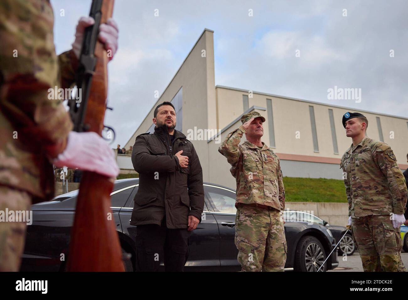 Il presidente ucraino Volodymyr Zelensky al suo arrivo al comando dell'esercito degli Stati Uniti in Europa a Wiesbaden durante un viaggio a sorpresa in Germania il presidente ucraino Volodymyr Zelensky al suo arrivo al comando dell'esercito degli Stati Uniti in Europa a Wiesbaden durante una visita a sorpresa in Germania, il 14 dicembre 2023. Mentre Kiev cerca di garantire il continuo sostegno occidentale per il paese in difficoltà. Foto del PRESIDENTE DELL'UCRAINA apaimages Wiesbaden Wiesbaden Germania 141223 Germany UPO 008.jpeg Copyright: XapaimagesxPRESIDENTxOFxUKRAINExOFFICExxapaimagesx Foto Stock