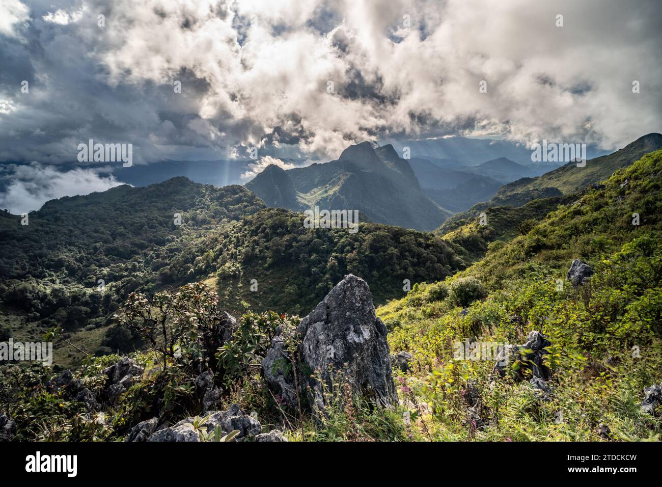 Vista di una suggestiva formazione serale di nubi sulla cima del Doi Luang Chiang Dao a Chiang mai, Thailandia Foto Stock