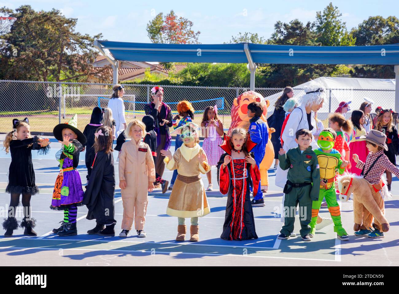 Bambini che indossano i loro costumi di Halloween durante una sfilata scolastica a San Diego, California Foto Stock