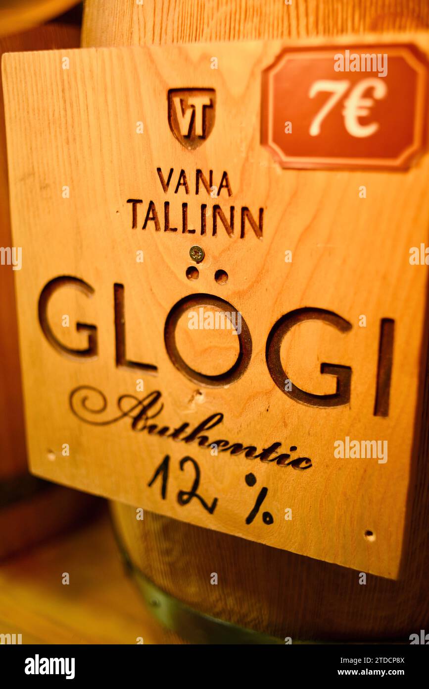 Insegne e botti di legno di VIN brulé caldo glögg nello stand gastronomico all'aperto presso il mercato di Natale di Tallinn nel centro storico medievale di Tallinn, Estonia Foto Stock