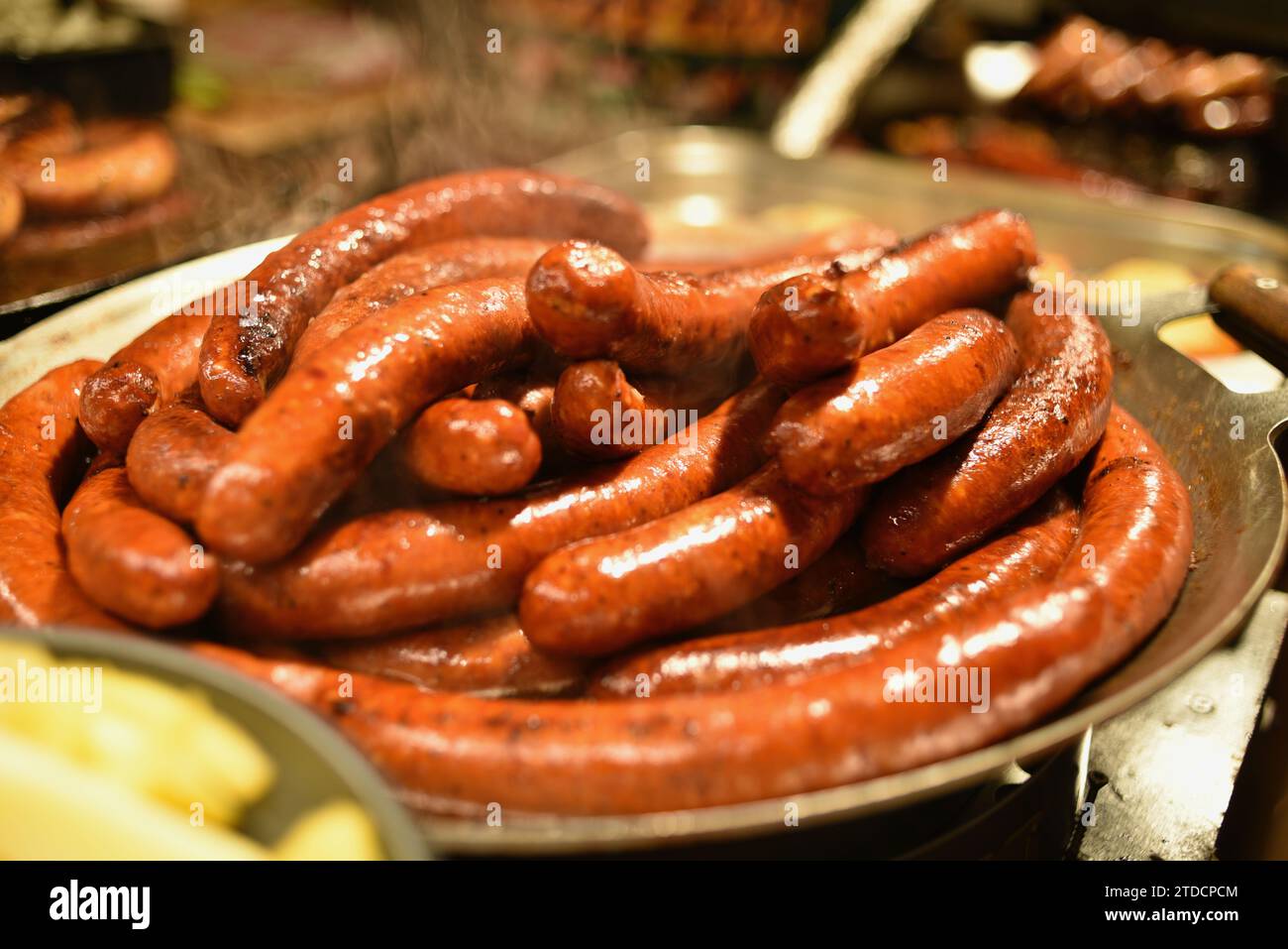 Vari tipi di salsicce e carne, patate o crauti serviti all'aperto al mercatino di Natale nella Piazza del Municipio della città vecchia di Tallinn, Estonia Foto Stock