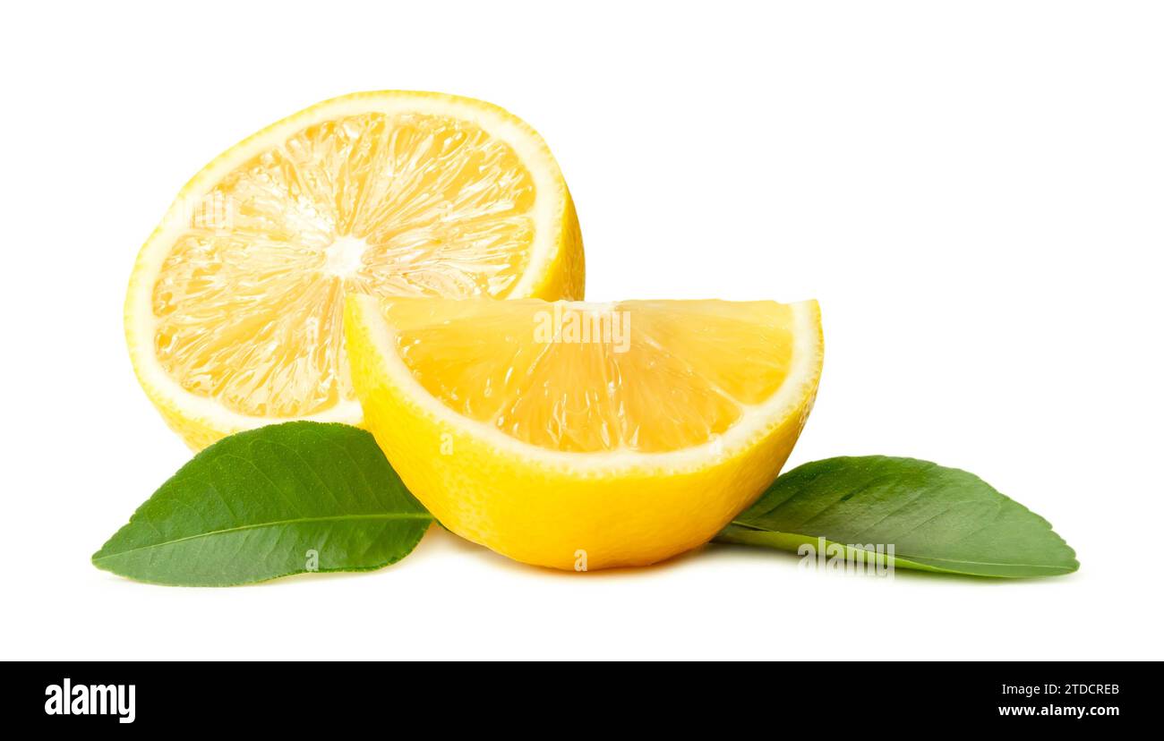 La metà fresca di limone giallo con quater e foglie è isolata su sfondo bianco con percorso di ritaglio. Foto Stock