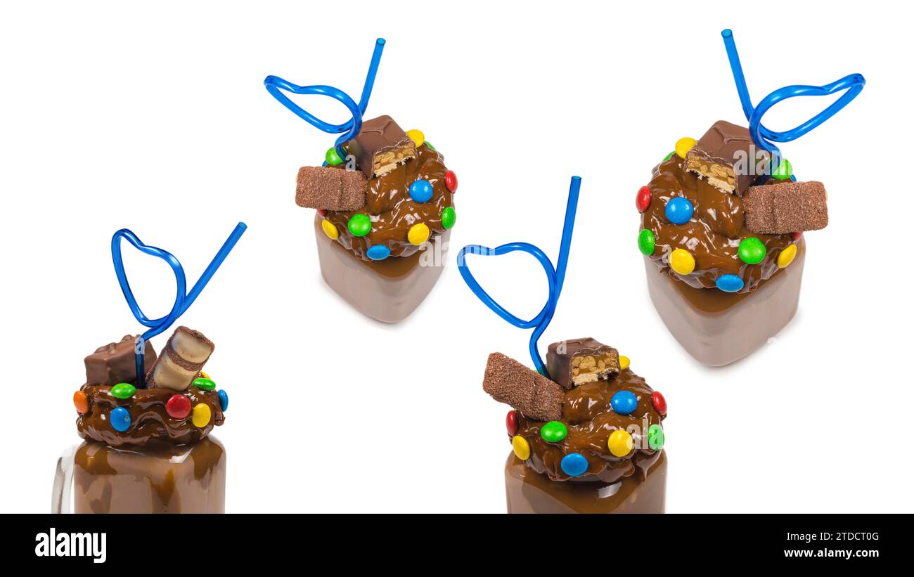 Milkshake al cioccolato con panna montata, biscotti, waffle, serviti in vasetto di vetro. 'Freak o pazzo' dolce scuotimento. Isolato. Spazio per testo o disegno. Foto Stock