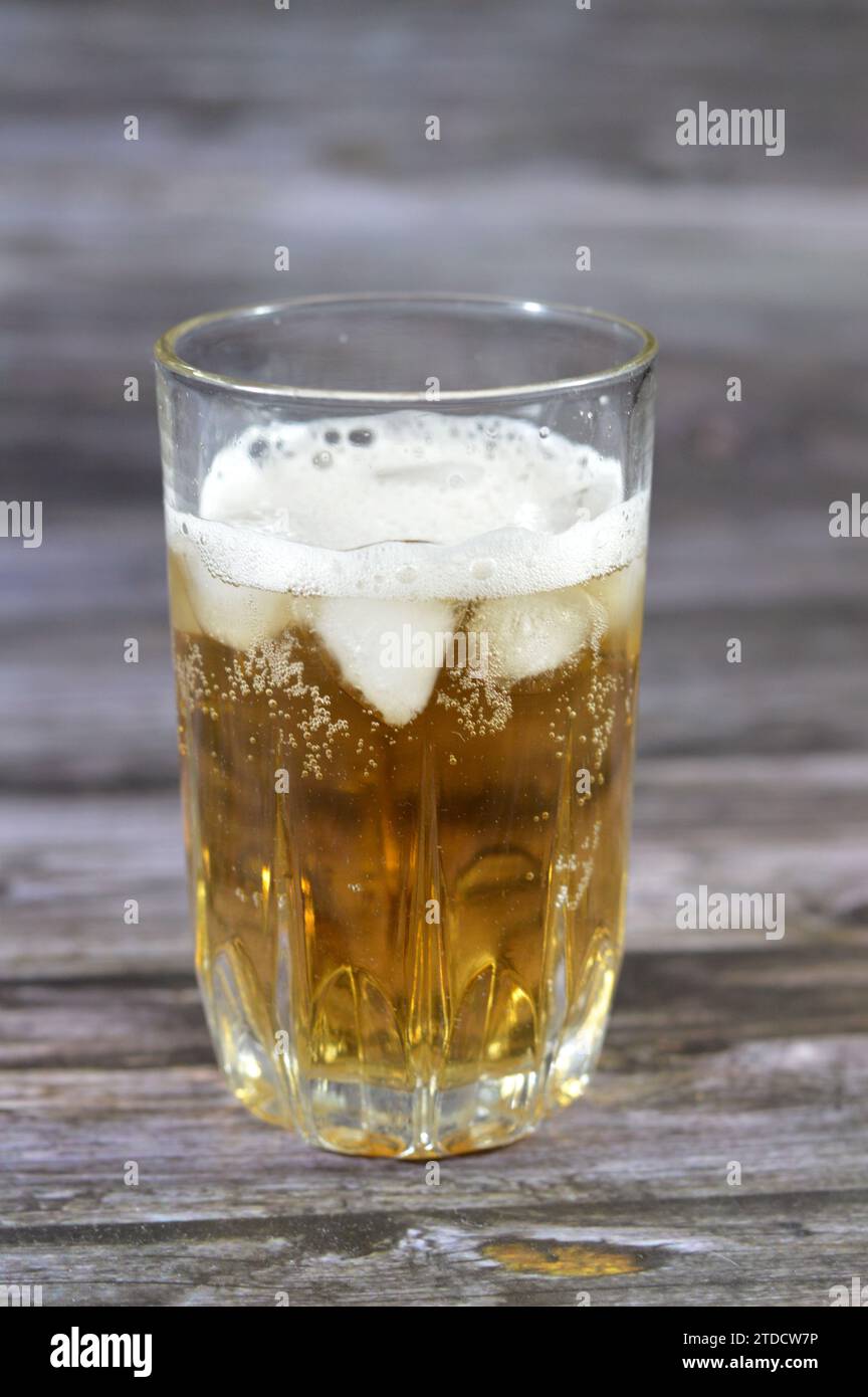 Il malto di mela beve in un bicchiere con cubetti di ghiaccio, una bevanda al malto naturale e rinfrescante che porta un sapore fresco alla massima qualità con il suo un Foto Stock