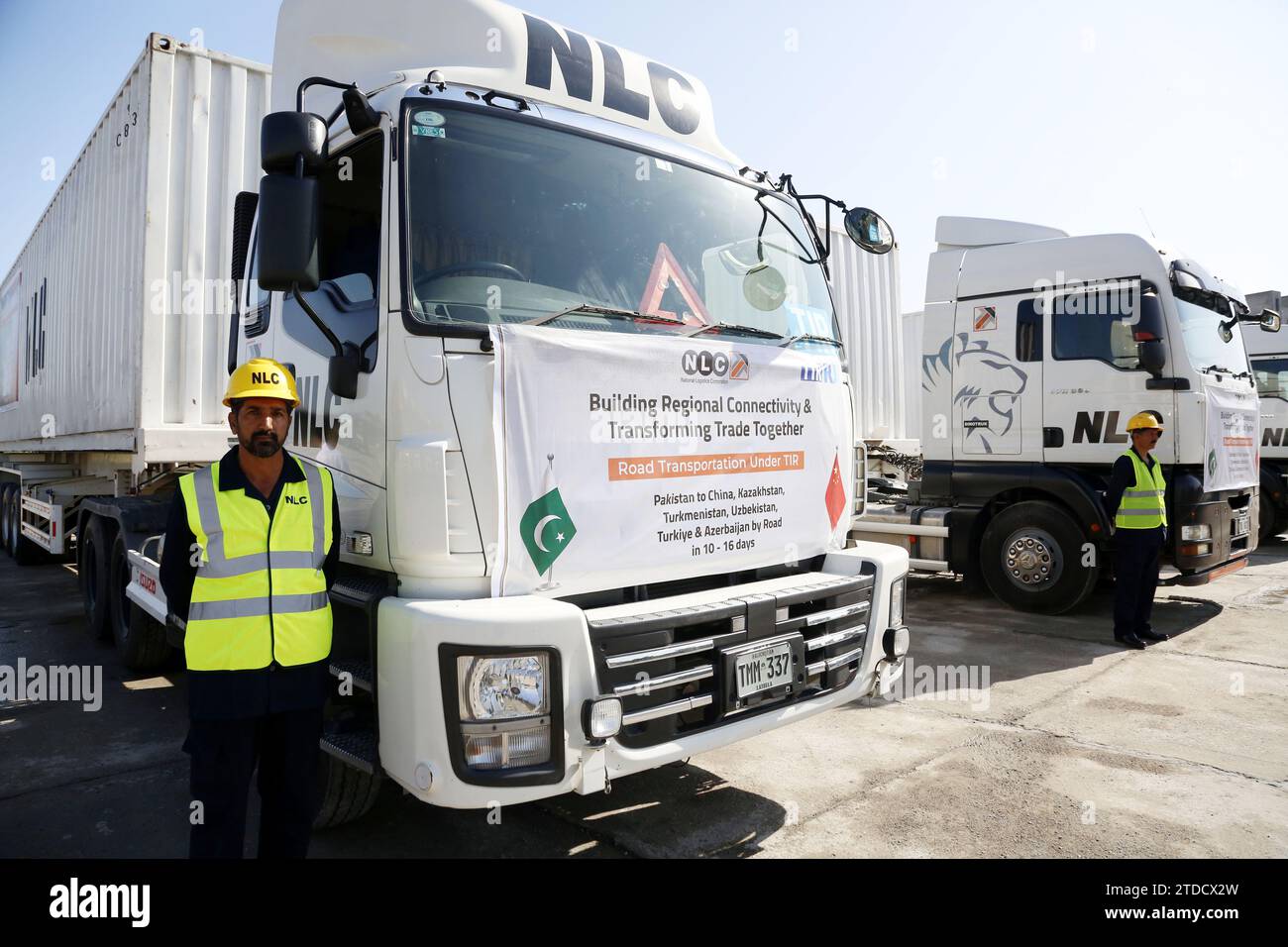 Rawalpindi. 10 ottobre 2023. I conducenti stanno accanto ai loro veicoli con segnali TIR al terminal statale della National Logistics Corporation (NLC) in Pakistan a Rawalpindi, Pakistan, il 10 ottobre 2023. PER ANDARE CON "caratteristica: L'attività economica del Pakistan è stata sollevata con il commercio TIR facilitato dal CPEC" credito: Ahmad Kamal/Xinhua/Alamy Live News Foto Stock