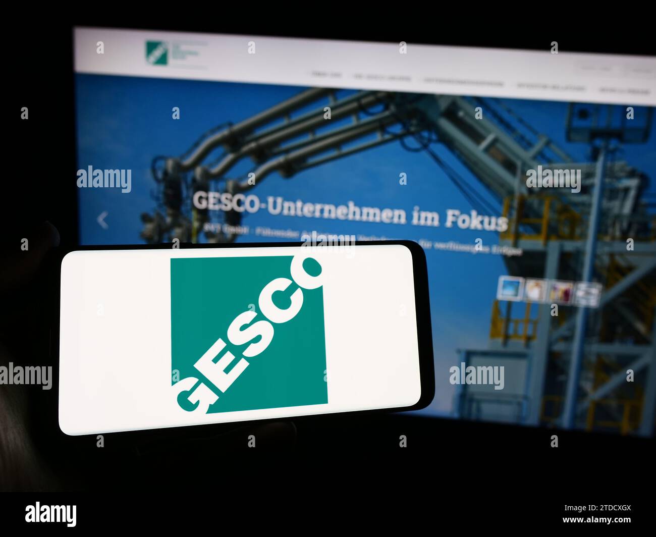 Persona che possiede uno smartphone con il logo della società tedesca di ingegneria di processo GESCO se davanti al sito Web. Concentrarsi sul display del telefono. Foto Stock