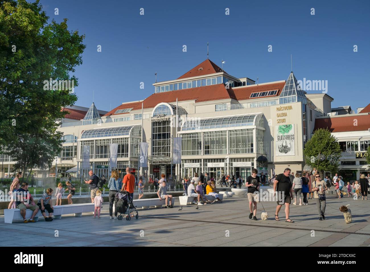 Urlauber auf dem Platz Plac Przyjaciol Sopotu, hinten Hotel Dom Zdrojowy, Zoppot, Woiwodschaft Pommern, Polen Foto Stock