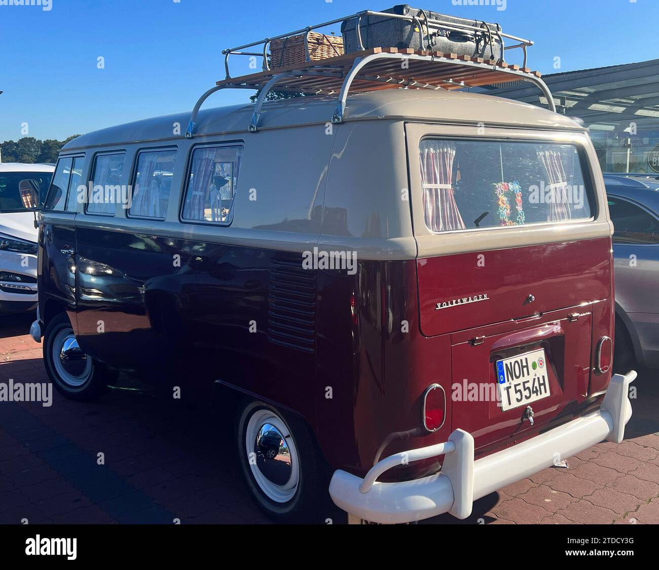 Uelsen, Germania - 8 settembre 2023 graziosa Volkswagen tipo 2 Transporter con valigie su portabagagli sul tetto Foto Stock