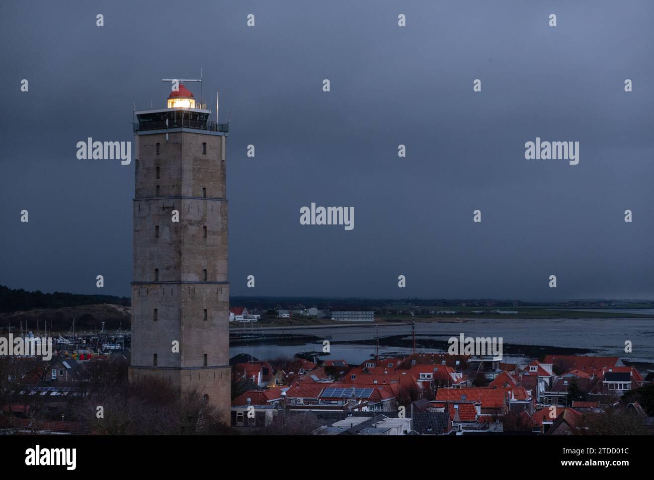 Faro Brandaris sull'isola olandese Terschelling al calar della notte un cielo nuvoloso Foto Stock