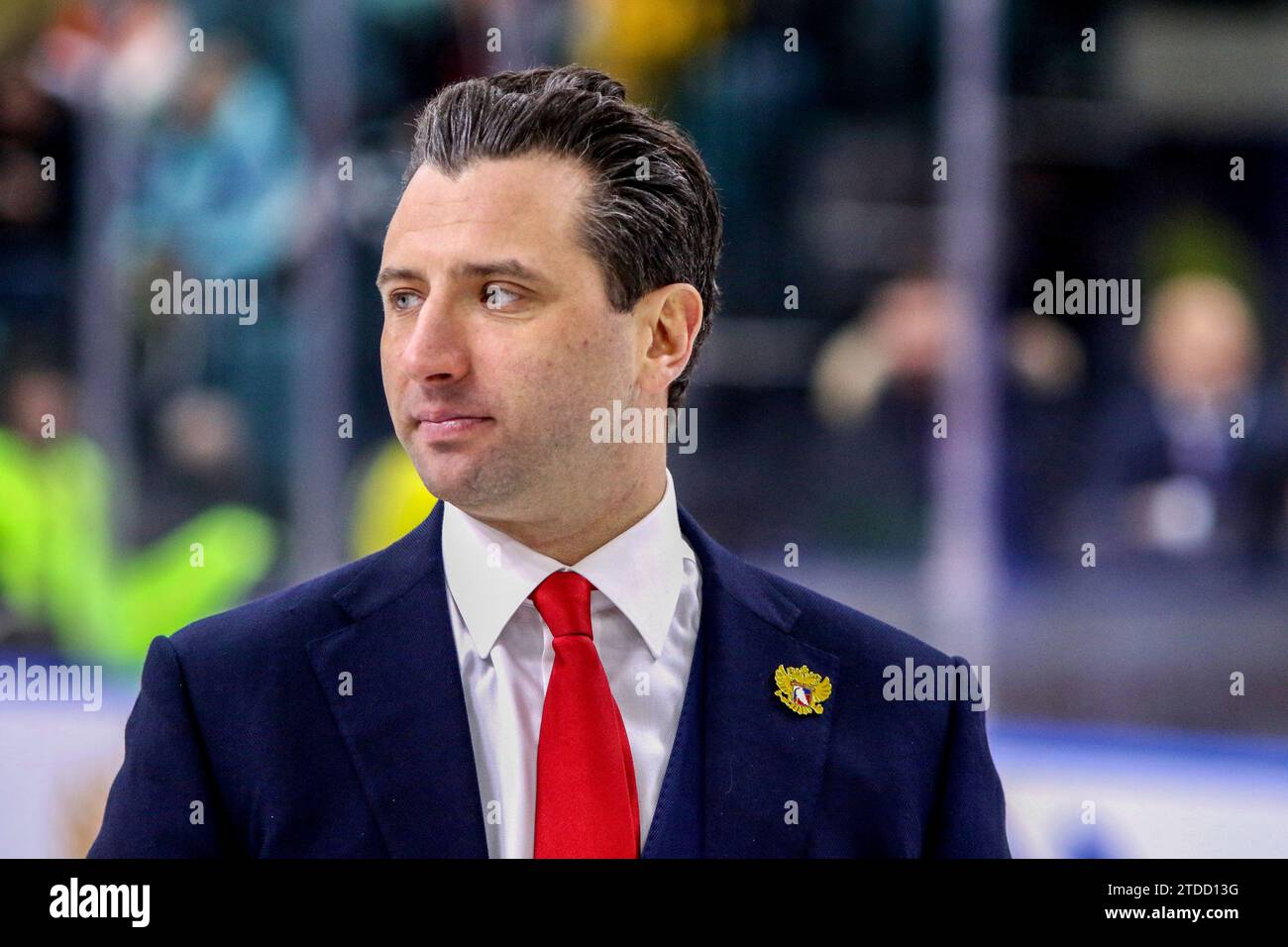 San Pietroburgo, Russia. 17 dicembre 2023. Roman Rotenberg, capo allenatore della squadra nazionale russa 25 e della squadra di hockey SKA, visto alla cerimonia di premiazione dopo la partita di hockey durante la Channel One Cup (hockey su ghiaccio) tra Russia 25 e Kazakhstanat, il Palazzo degli sport sul ghiaccio. Credito: SOPA Images Limited/Alamy Live News Foto Stock