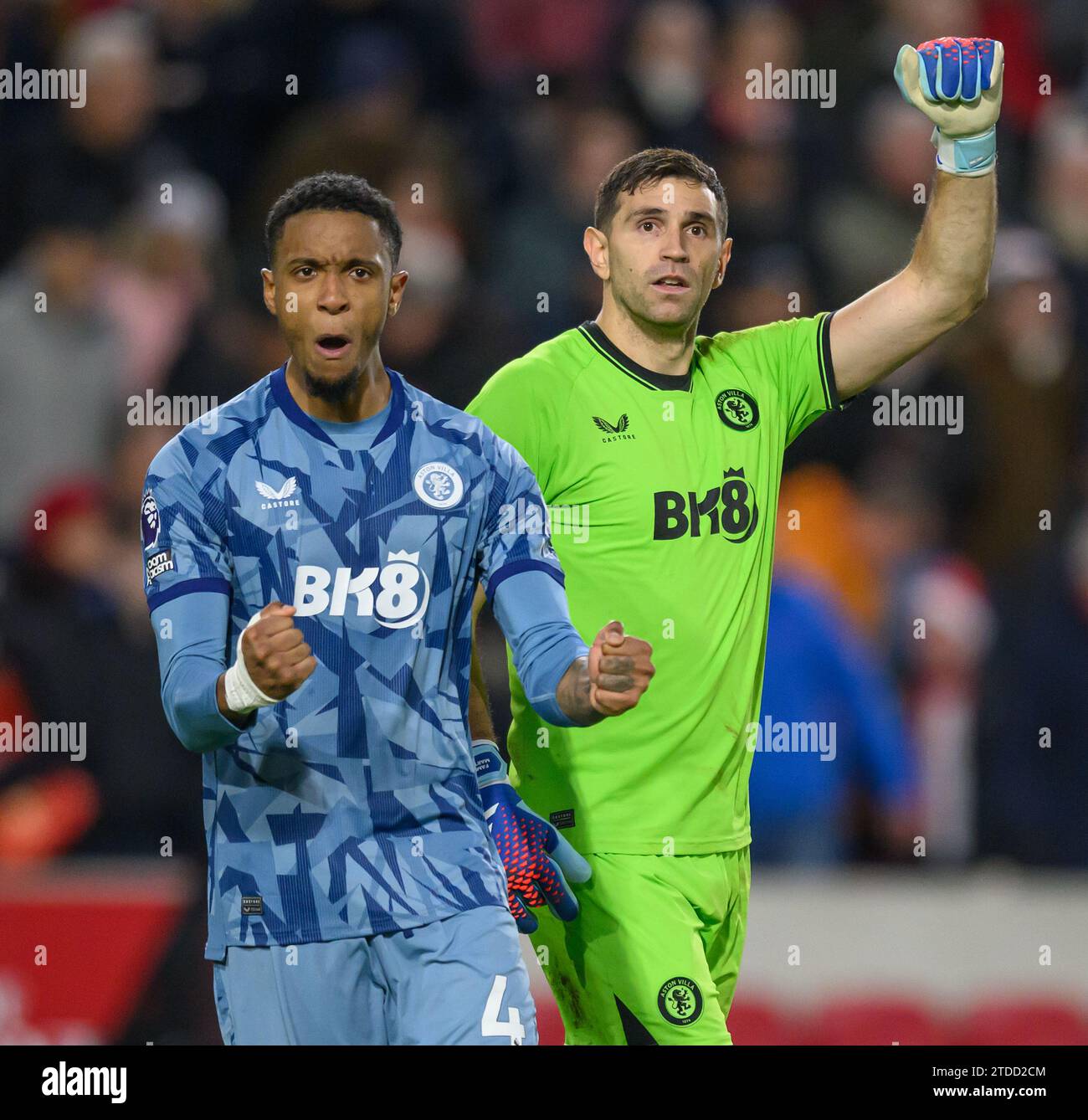 Londra, Regno Unito. 17 dicembre 2023 - Brentford / Aston Villa - Premier League - GTech Stadium. Emiliano Martinez e Ezri Konsa di Aston Villa celebrano la vittoria al fischio finale. Credito immagine: Mark Pain / Alamy Live News Foto Stock