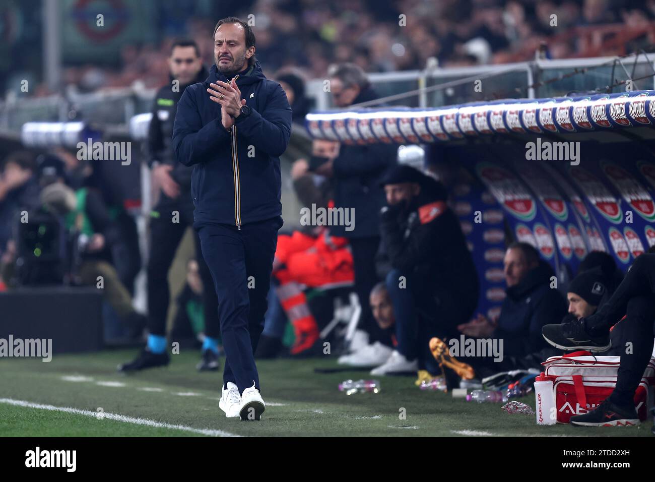 Alberto Gilardino, capo allenatore del Genoa CFC gesti durante la partita di serie A tra Genoa FC e Juventus FC allo Stadio Luigi Ferraris il 15 dicembre 2023 a Genova. Foto Stock