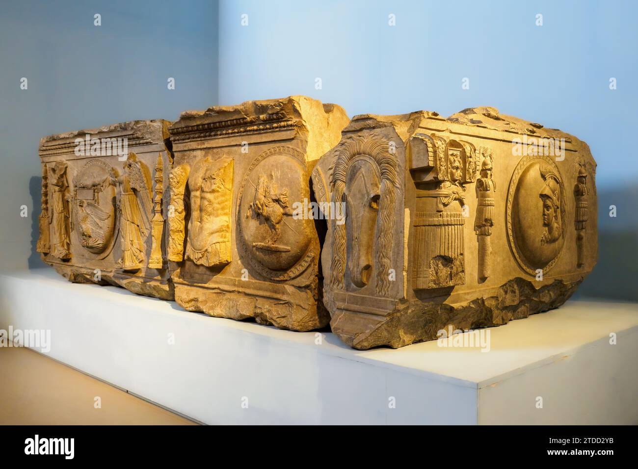 Monumento trionfale eretto da Boccus, re della Mauretania; pietra calcarea grigia - trofei, pettorali, shinguard e scudi che circondano la testa elmetica di Atena, Dioscuri a cavallo o un serpente alato, squisitamente inciso sulla pietra, possono essere tutti correlati a un grande trionfo militare. Il motivo delle due vittorie con uno scudo ondulato decorato con un'aquila con un fulmine tra i suoi artigli (alludendo a un successo militare) conferma inconfondibilmente l'intento celebrativo del monumento. Lo stile e il materiale erano dedicati al potere di Roma e di Silla in particolare. Forse sono io Foto Stock