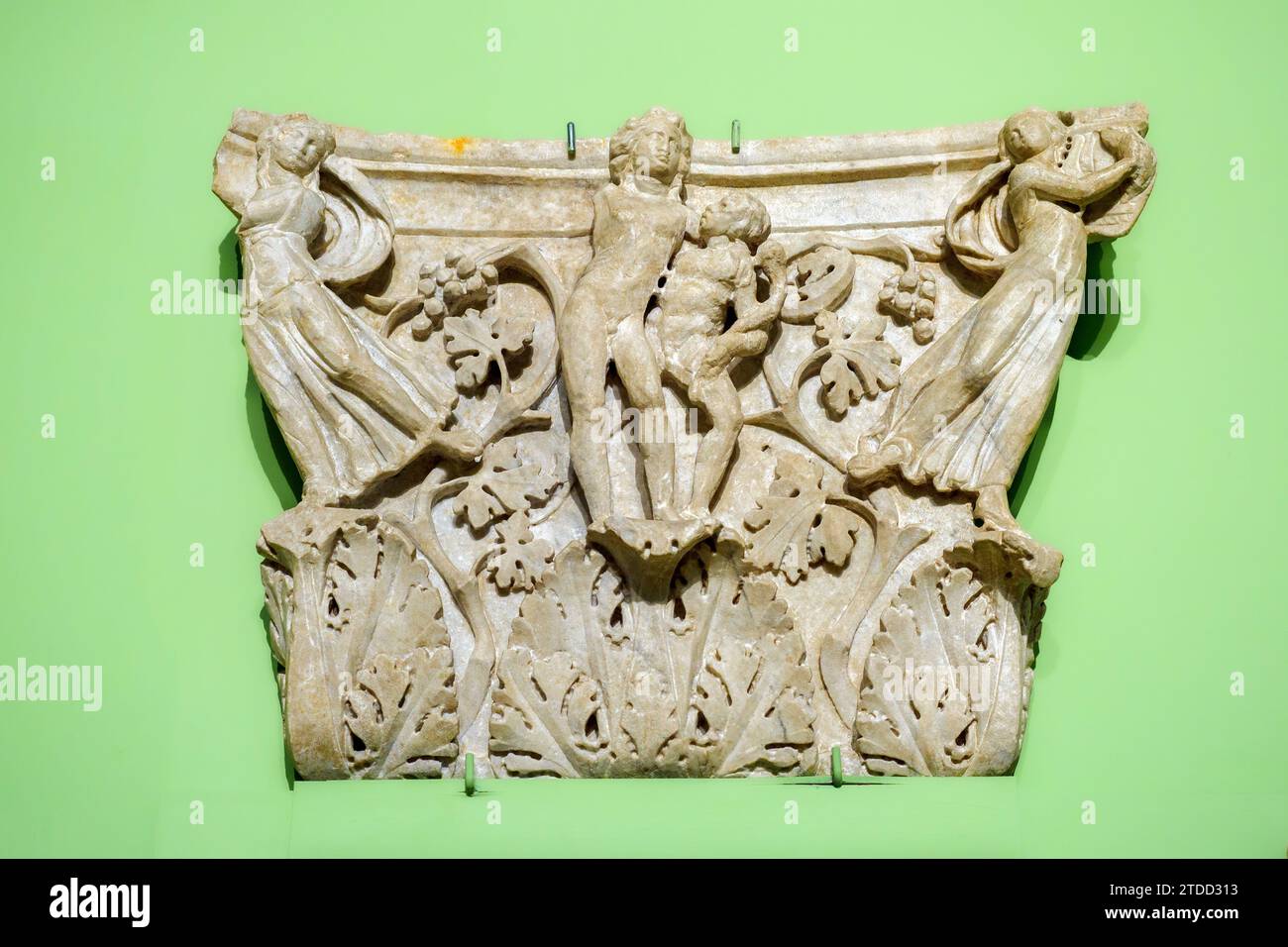 Capitale figurato. III secolo d.C., marmo di Lunense e Pavonazzetto - questo frammento architettonico ha una composizione estremamente originale e probabilmente faceva parte di un monumento. Interessante è l'ipotesi che facesse parte della decorazione interna del cosiddetto tempio di Minerva medica. Il centro della capitale è decorato con un Dioniso ubriaco, tenuto da un Satyr - Museo centrale Montemartini, Roma, Italia Foto Stock