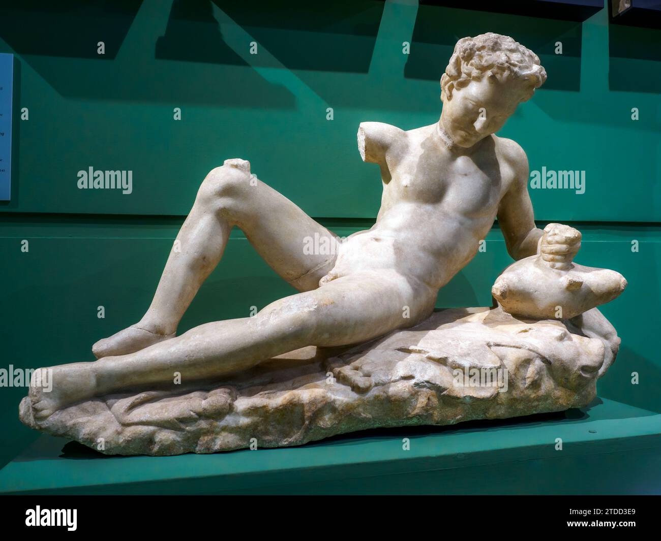 Statua di un Satiro sdraiato - Roma, domus di Fulvio Plautiano. I secolo d.C., copia di un prototipo ellenistico, marmo parigino - questo tipo di scultura veniva spesso usato per decarare le fontane. L'espressione sul volto del Satyr, resa attraverso un sorriso ironico e malizioso, è particolarmente degna di nota - Museo centrale Montemartini, Roma, Italia Foto Stock