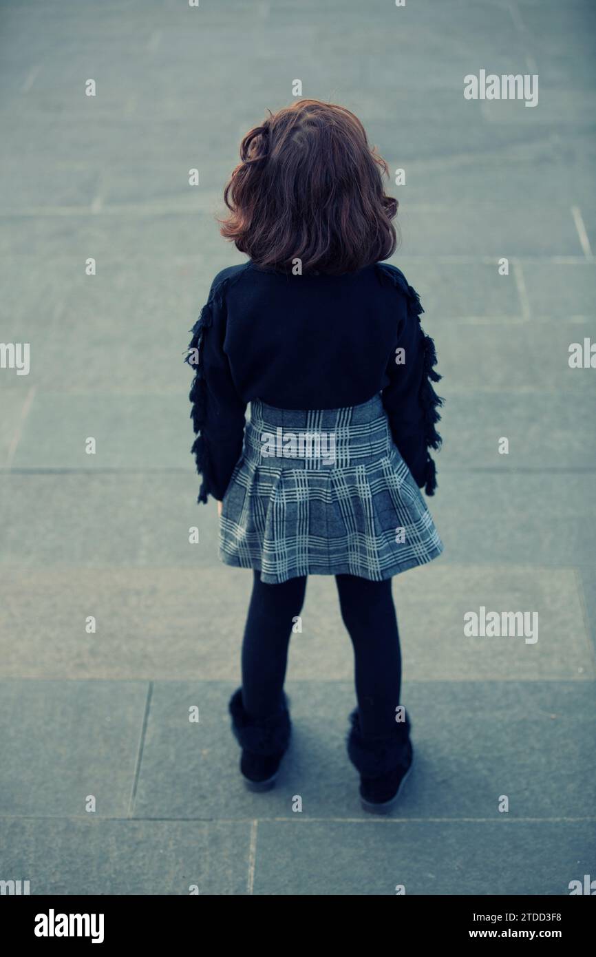 Vista posteriore della bambina in piedi sulla strada Foto Stock