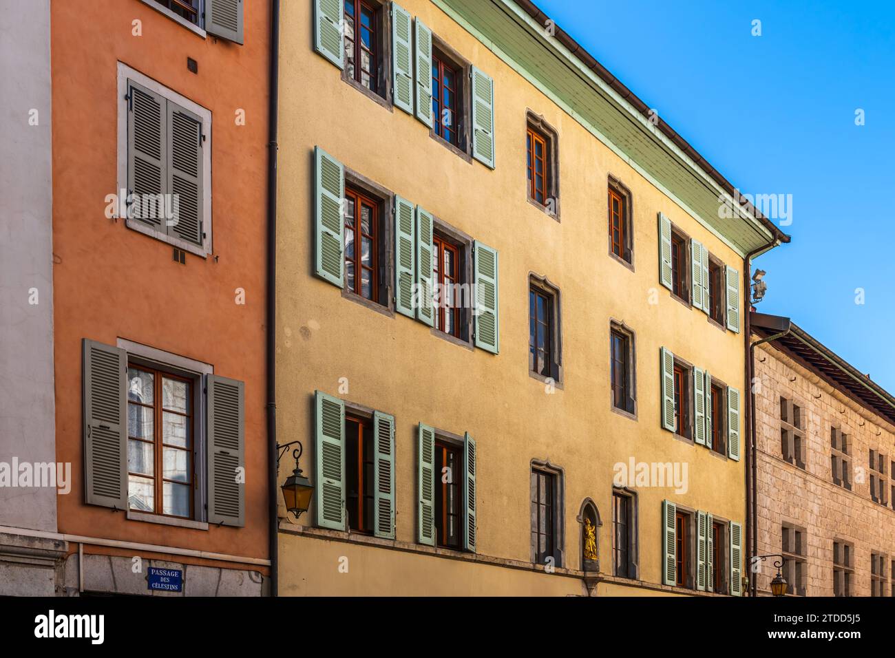Facciate di una tipica strada di Annecy, in alta Savoia, Francia Foto Stock