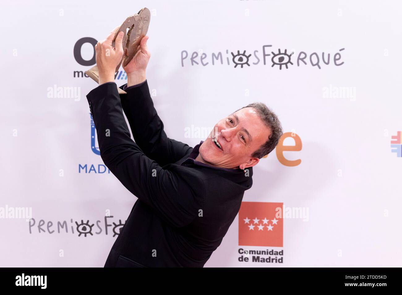 Madrid, Spagna. 16 dicembre 2023. Eric Casamayor posa con il premio miglior attore della serie nella sala stampa dei Jose María Forque Awards 2023 al Palacio Municipal de Congresos de Madrid il 16 dicembre 2023, Spagna Credit: SOPA Images Limited/Alamy Live News Foto Stock