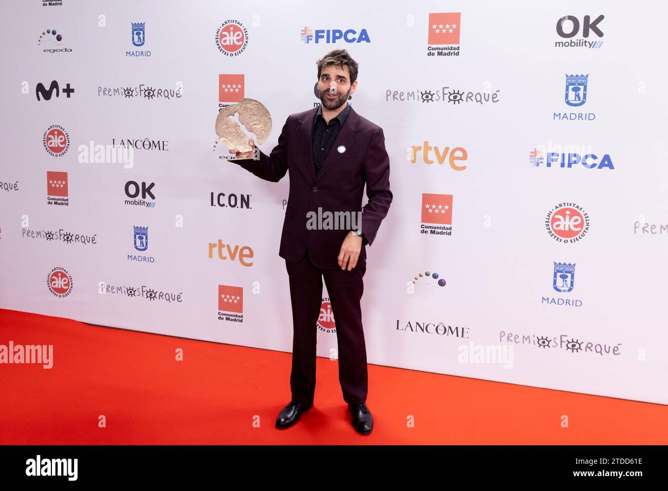 Madrid, Spagna. 17 dicembre 2023. David Verdaguer posa con il premio come miglior attore nella sala stampa dei Jose María Forque Awards 2023 al Palacio Municipal de Congresos de Madrid il 16 dicembre 2023 a Madrid, in Spagna. Credito: SOPA Images Limited/Alamy Live News Foto Stock