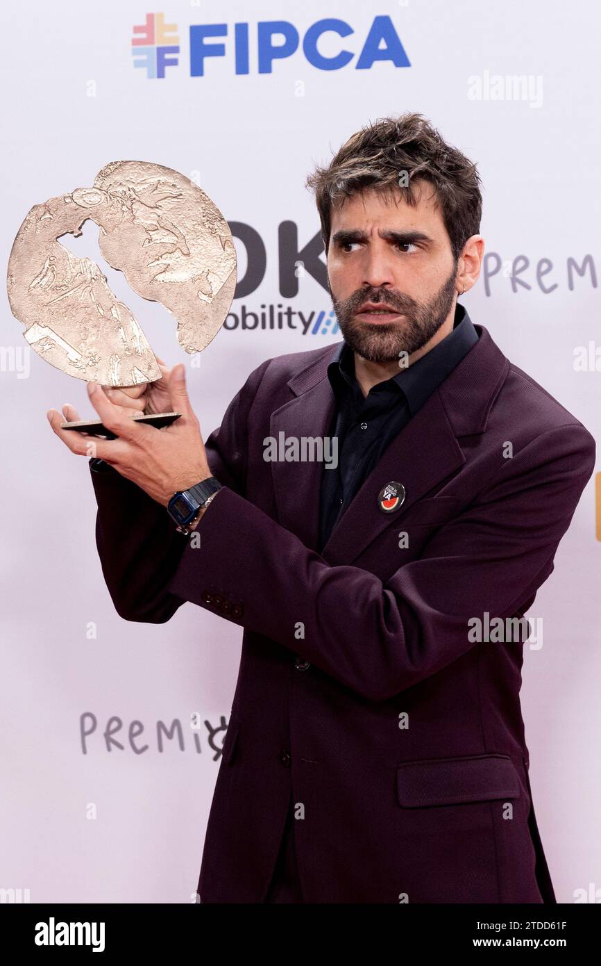 Madrid, Spagna. 17 dicembre 2023. David Verdaguer posa con il premio come miglior attore nella sala stampa dei Jose María Forque Awards 2023 al Palacio Municipal de Congresos de Madrid il 16 dicembre 2023 a Madrid, in Spagna. Credito: SOPA Images Limited/Alamy Live News Foto Stock