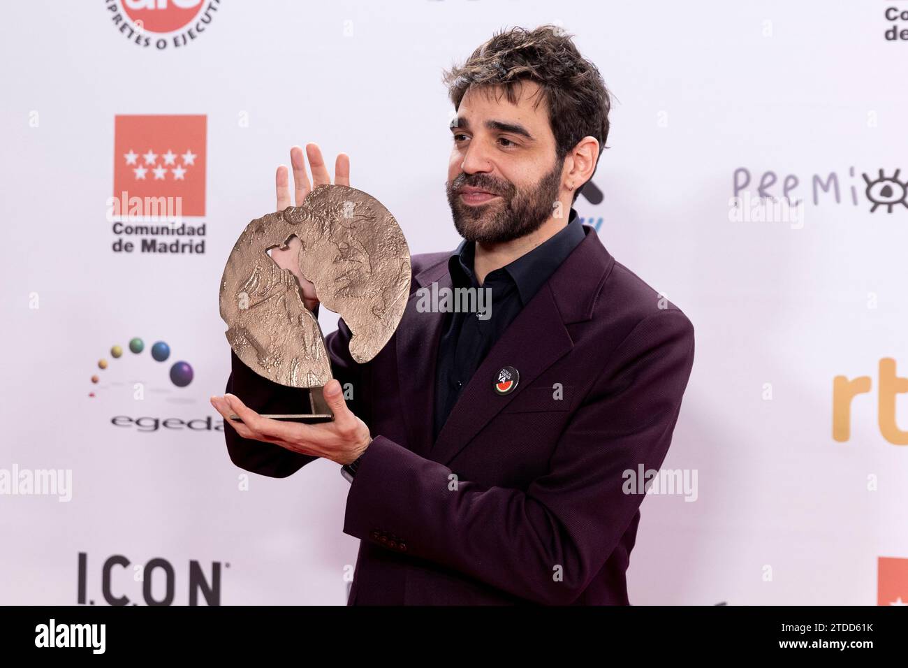 Madrid, Spagna. 17 dicembre 2023. David Verdaguer posa con il premio come miglior attore nella sala stampa dei Jose María Forque Awards 2023 al Palacio Municipal de Congresos de Madrid il 16 dicembre 2023 a Madrid, in Spagna. Credito: SOPA Images Limited/Alamy Live News Foto Stock