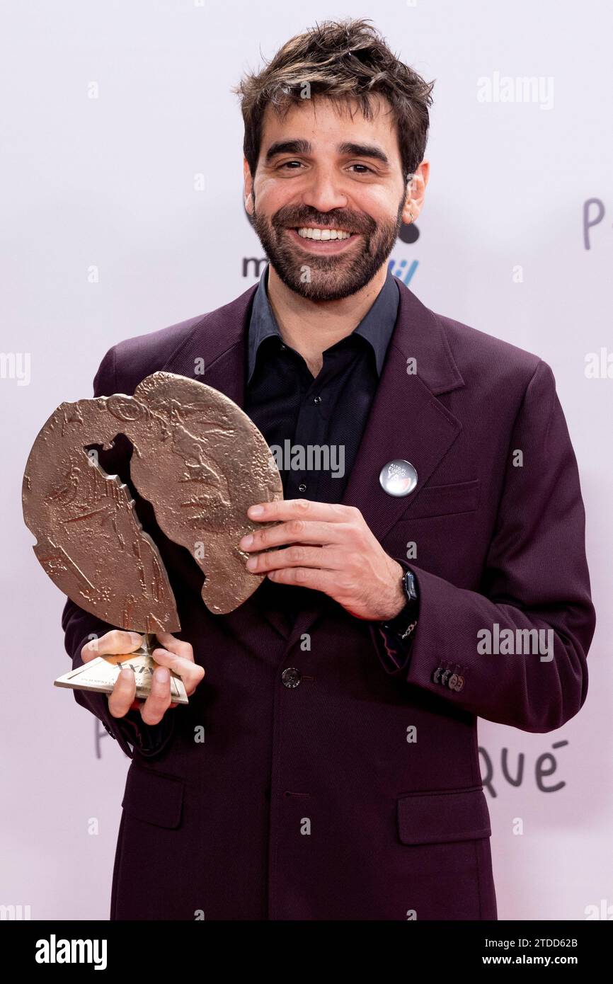 Madrid, Spagna. 17 dicembre 2023. David Verdaguer posa con il premio come miglior attore nella sala stampa dei Jose María Forque Awards 2023 al Palacio Municipal de Congresos de Madrid il 16 dicembre 2023 a Madrid, in Spagna. Credito: SOPA Images Limited/Alamy Live News Foto Stock