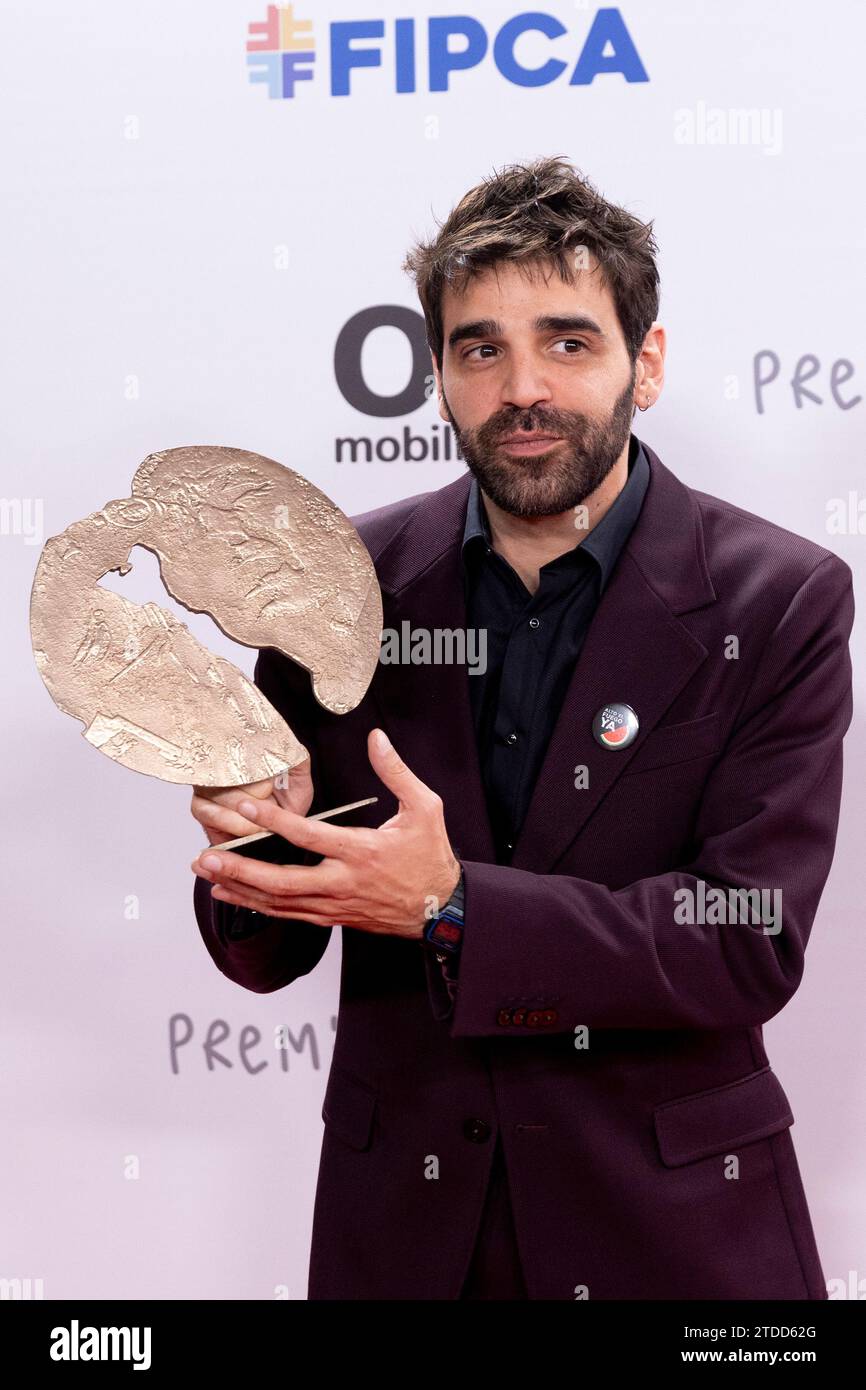 Madrid, Spagna. 17 dicembre 2023. David Verdaguer posa con il premio come miglior attore nella sala stampa dei Jose María Forque Awards 2023 al Palacio Municipal de Congresos de Madrid il 16 dicembre 2023 a Madrid, in Spagna. Credito: SOPA Images Limited/Alamy Live News Foto Stock