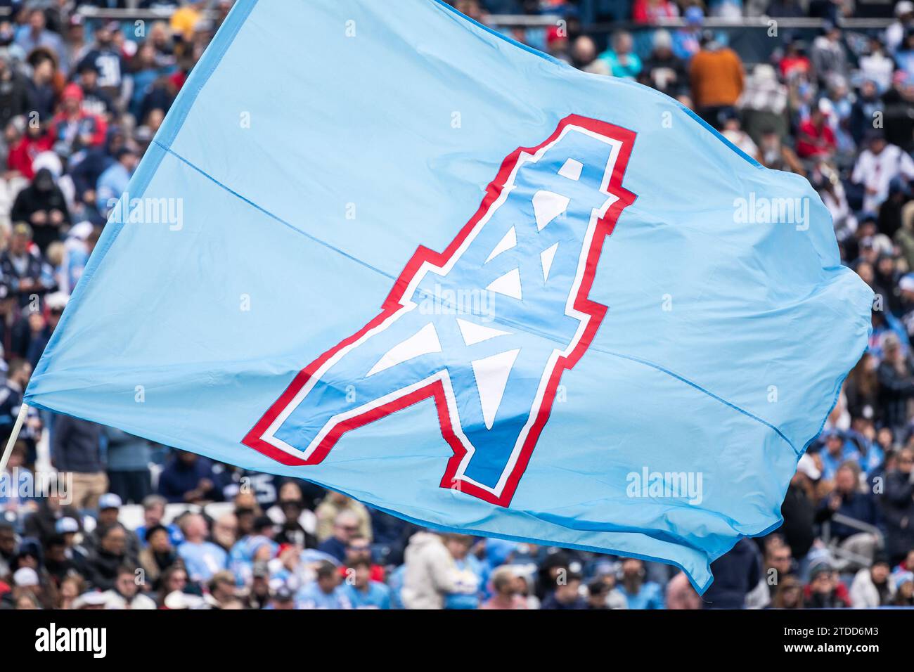Nashville, Stati Uniti. 17 dicembre 2023. I Tennessee Titans omaggiarono i Tennessee Oilers con uniformi da rilancio e insegne. Gli Houston Texans vinsero 19-16 in OT contro i Tennessee Titans al Nissan Stadium di Nashville, Tennessee, il 17 dicembre 2023. (Foto di Kindell Buchanan/Sipa USA) credito: SIPA USA/Alamy Live News Foto Stock