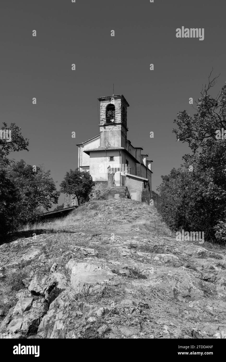 Chiesa in cima alla collina, Santuario della Madonna della Ceriola, Monte Isola Lago d'Iseo Lombardia. Settembre 2023 Foto Stock