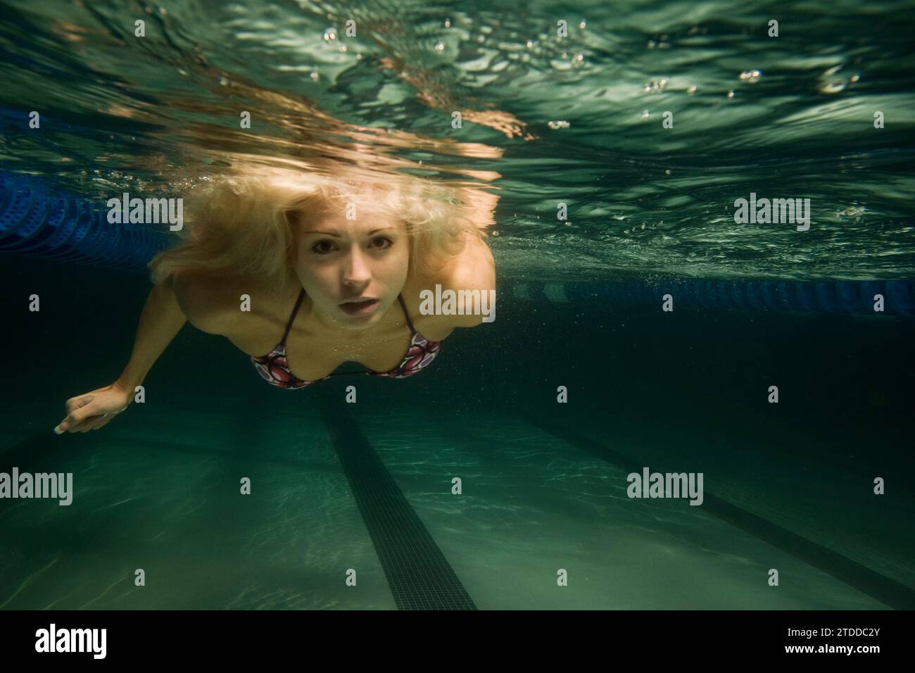 Reisha Lallatin nuota sott'acqua in una piscina a Salt Lake City, Utah Foto Stock