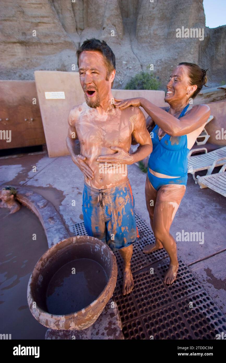 Darcy e Michael Schwerin coperto di fango a Ojo Caliente sorgenti minerali, Nuovo Messico. Foto Stock