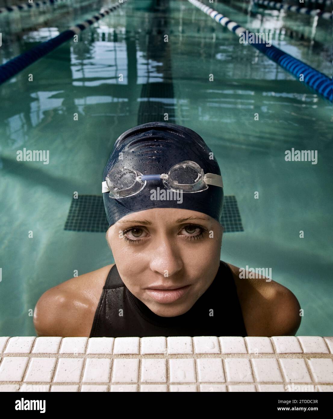 Reisha Lallatin, una nuotatrice competitiva che si appoggia sulla terrazza della piscina e si prepara ad allenarsi a Salt Lake City, Utah Foto Stock