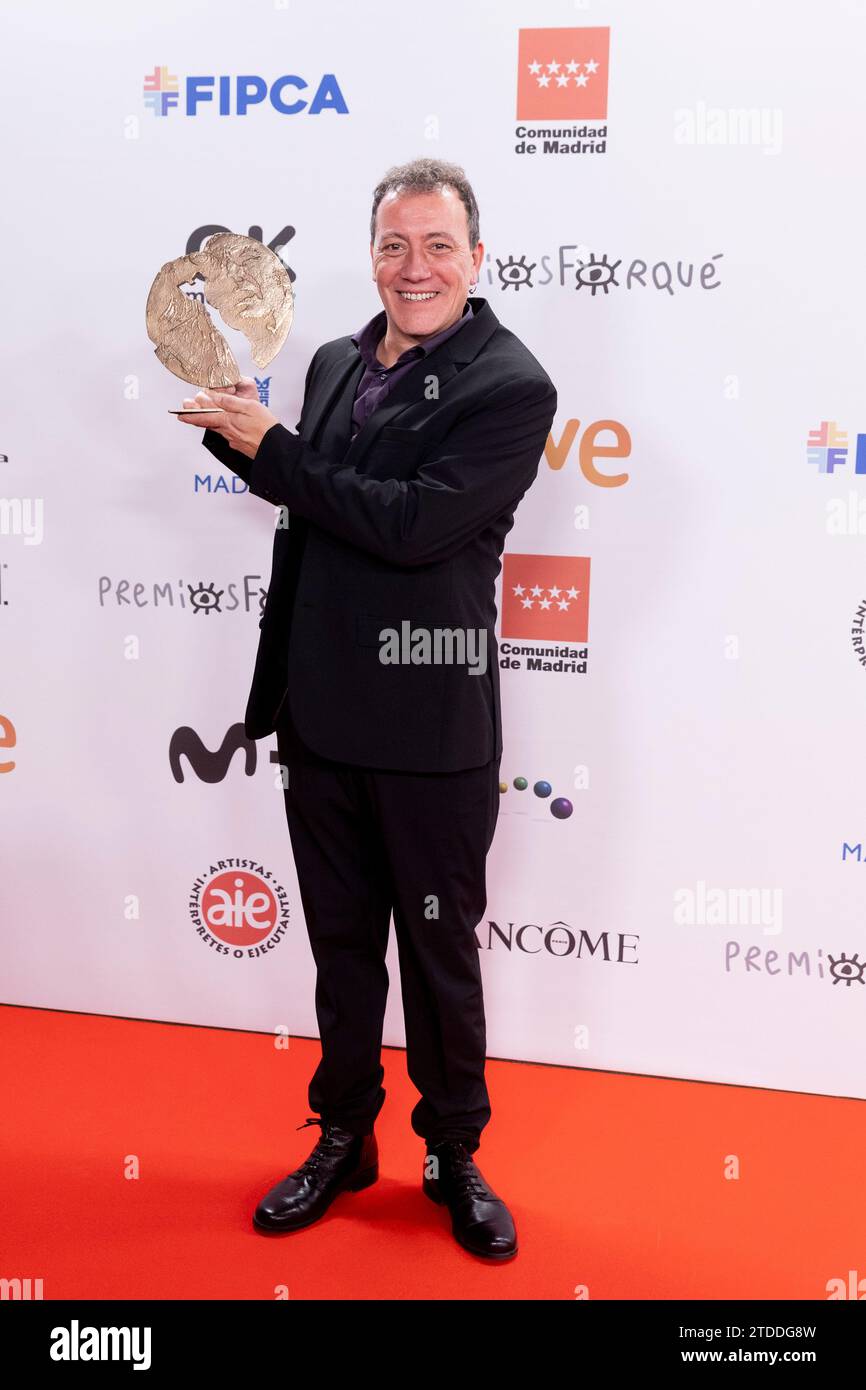 Madrid, Spagna. 16 dicembre 2023. Eric Casamayor posa con il premio miglior attore della serie nella sala stampa dei Jose María Forque Awards 2023 al Palacio Municipal de Congresos de Madrid il 16 dicembre 2023, Spagna Credit: SOPA Images Limited/Alamy Live News Foto Stock