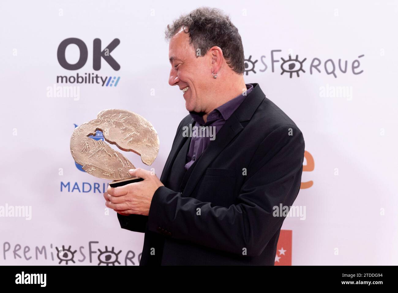 Madrid, Spagna. 16 dicembre 2023. Eric Casamayor posa con il premio miglior attore della serie nella sala stampa dei Jose María Forque Awards 2023 al Palacio Municipal de Congresos de Madrid il 16 dicembre 2023, Spagna Credit: SOPA Images Limited/Alamy Live News Foto Stock