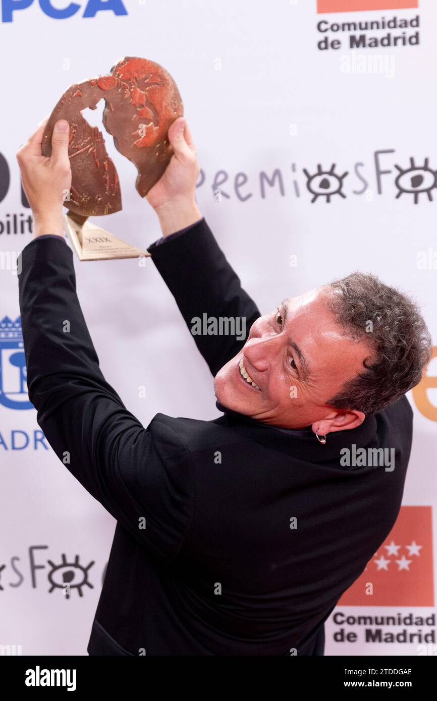 Madrid, Spagna. 16 dicembre 2023. Eric Casamayor posa con il premio miglior attore della serie nella sala stampa dei Jose María Forque Awards 2023 al Palacio Municipal de Congresos de Madrid il 16 dicembre 2023, Spagna Credit: SOPA Images Limited/Alamy Live News Foto Stock