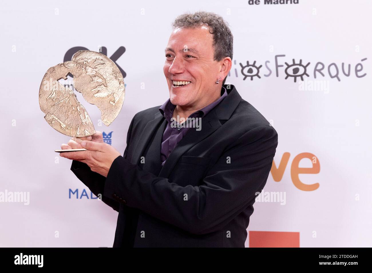 Madrid, Spagna. 16 dicembre 2023. Eric Casamayor posa con il premio miglior attore della serie nella sala stampa dei Jose María Forque Awards 2023 al Palacio Municipal de Congresos de Madrid il 16 dicembre 2023, Spagna Credit: SOPA Images Limited/Alamy Live News Foto Stock