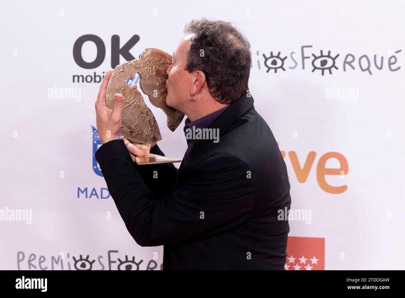 Madrid, Spagna. 16 dicembre 2023. Eric Casamayor posa con il premio miglior attore della serie nella sala stampa dei Jose María Forque Awards 2023 al Palacio Municipal de Congresos de Madrid il 16 dicembre 2023, Spagna Credit: SOPA Images Limited/Alamy Live News Foto Stock