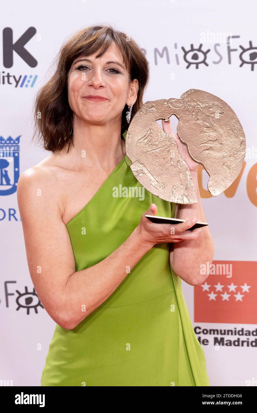 Madrid, Spagna. 16 dicembre 2023. Malena Alterio si pone con il premio come migliore attrice nella sala stampa dei Jose María Forque Awards 2023 al Palacio Municipal de Congresos de Madrid il 16 dicembre 2023 a Madrid, Spagna. Credito: SOPA Images Limited/Alamy Live News Foto Stock