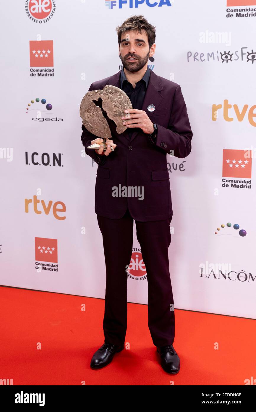 Madrid, Spagna. 17 dicembre 2023. David Verdaguer posa con il premio come miglior attore nella sala stampa dei Jose María Forque Awards 2023 al Palacio Municipal de Congresos de Madrid il 16 dicembre 2023 a Madrid, in Spagna. Credito: SOPA Images Limited/Alamy Live News Foto Stock
