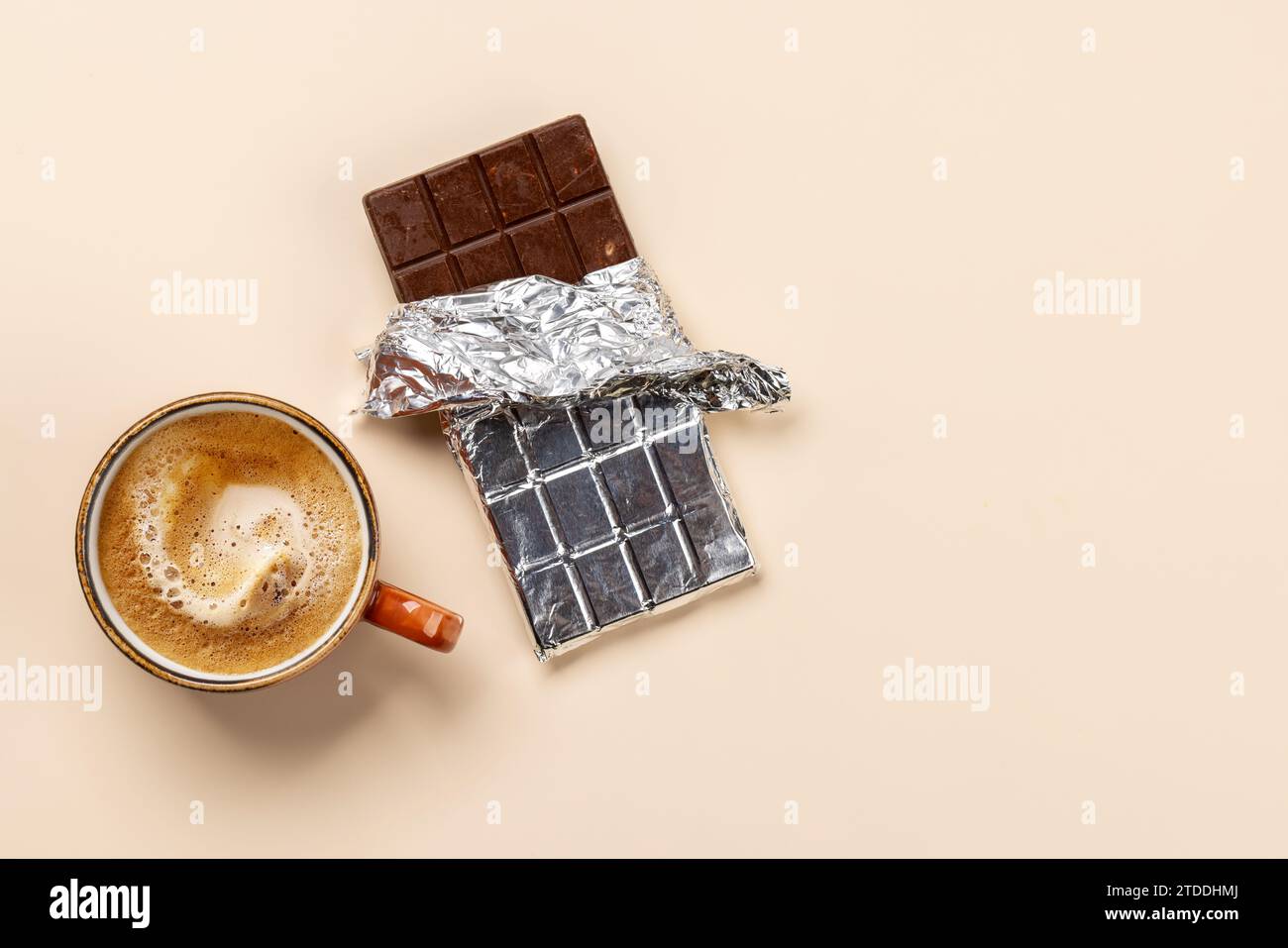 Pausa caffè: Tavoletta di cioccolato abbinata a una tazza di caffè. Base piatta con spazio per la copia Foto Stock
