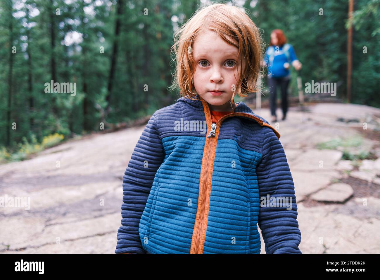 Madre e figlia camminano insieme su un sentiero nella foresta Foto Stock