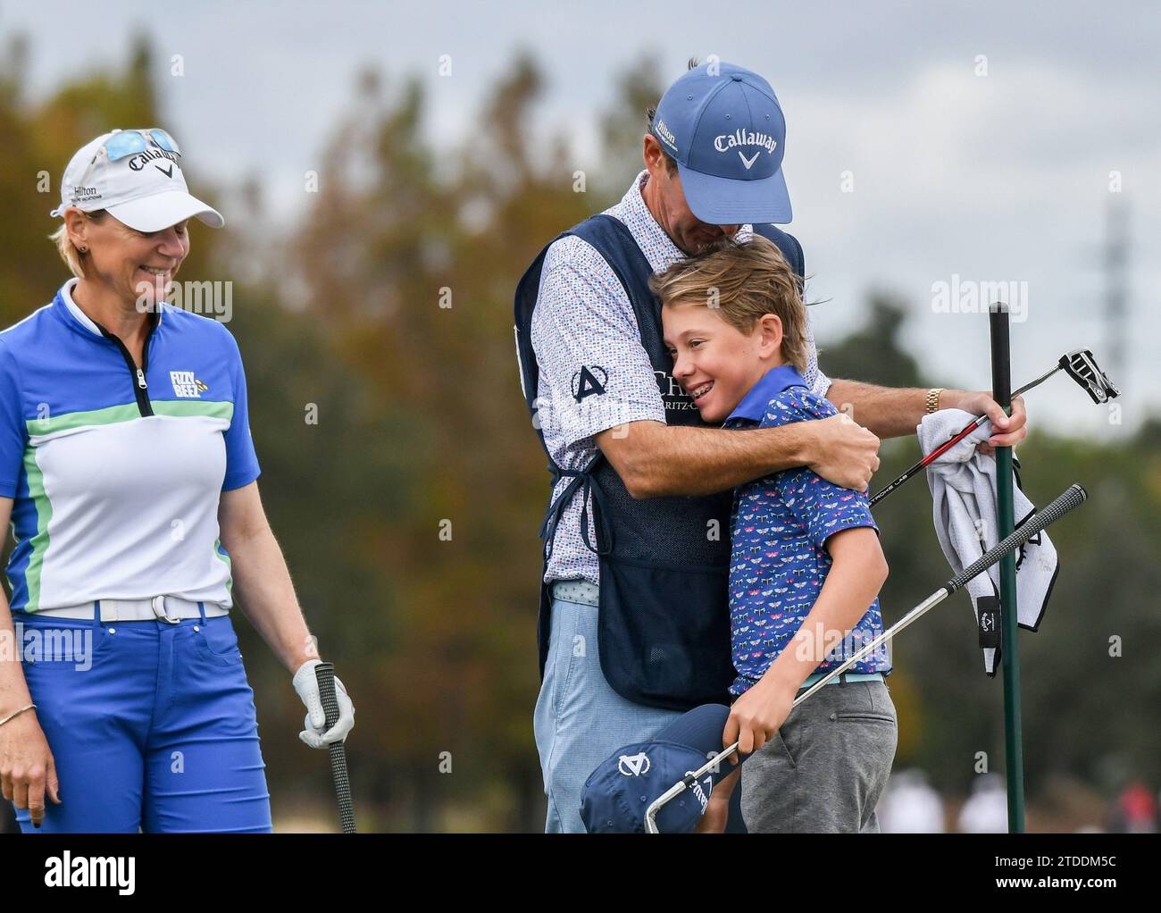 Orlando, Stati Uniti. 17 dicembre 2023. Annika Sorenstam guarda come suo marito, Mike McGee, e suo figlio, Will McGee, si abbracciano al diciottesimo verde durante la prova finale del campionato PNC al Ritz-Carlton Golf Club di Orlando, Florida. Credito: SOPA Images Limited/Alamy Live News Foto Stock