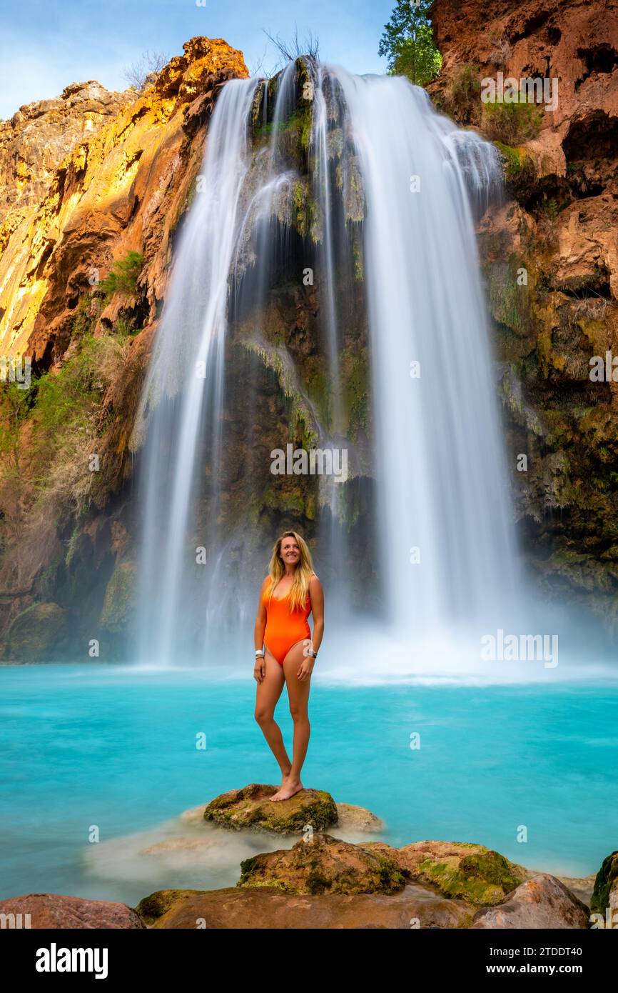 Orange swimsuit immagini e fotografie stock ad alta risoluzione - Alamy