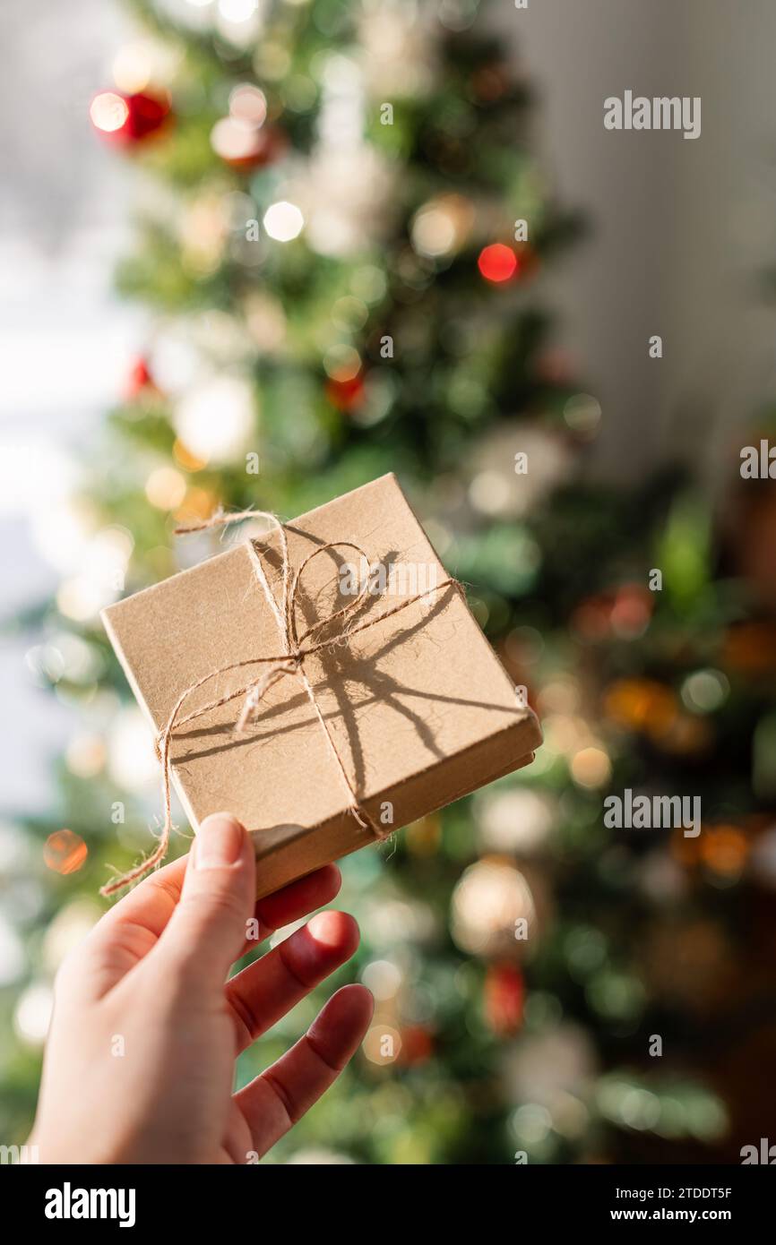 Piccola confezione regalo pronta per l'albero di natale Foto Stock